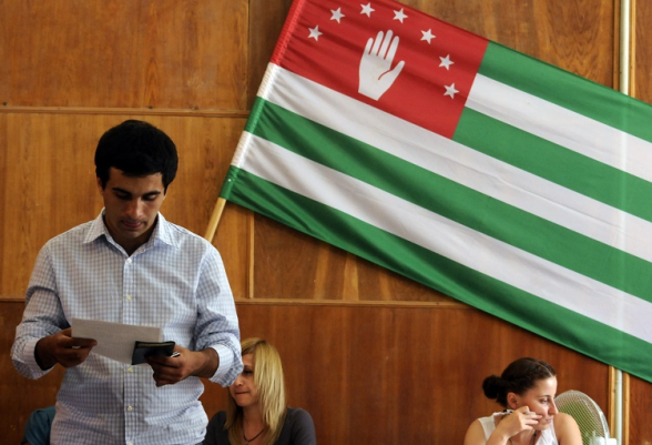 Кандидаты в президенты Абхазии Хаджимба и Квициния вышли во второй тур