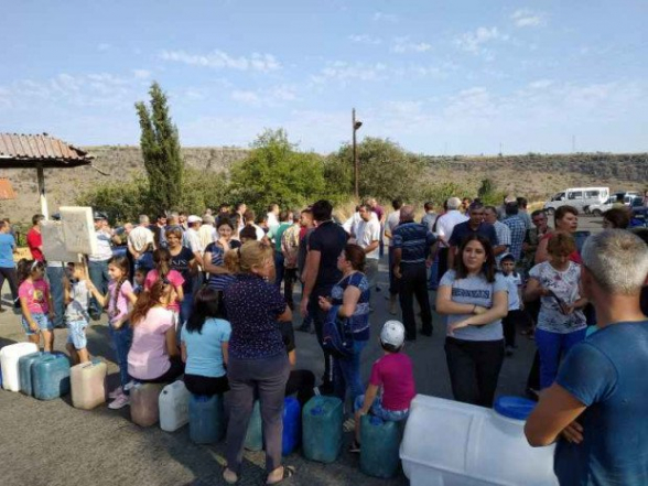 Արճիսի բնակիչները մարզպետի խոստումից հետո ճանապարհը բացել են (տեսանյութ)