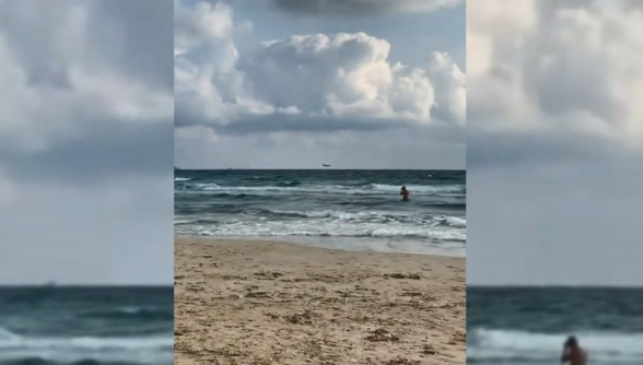 Учебный самолет ВВС Испании рухнул в море на глазах у туристов (видео)