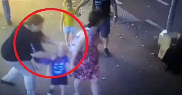 В Тбилиси прохожая с ножом напала на ребенка (видео)