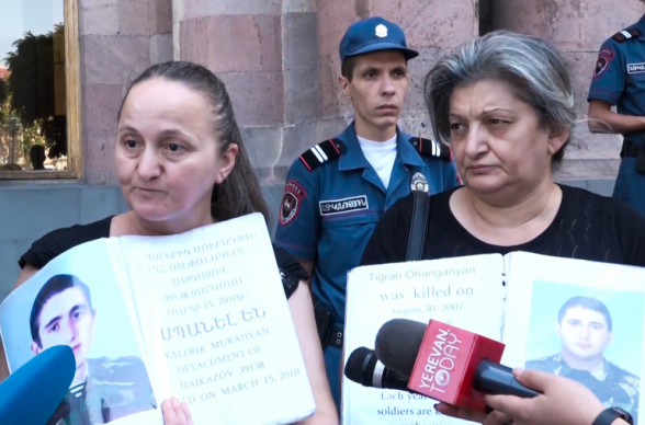 «Աննա Հակոբյանը մեզ չի ընդունում. գրասենյակից պատասխանում են, որ գումարային հարցերով չեն զբաղվում, բայց մենք փող չենք էլ ուզել». զոհված զինծառայողների մայրեր (տեսանյութ)