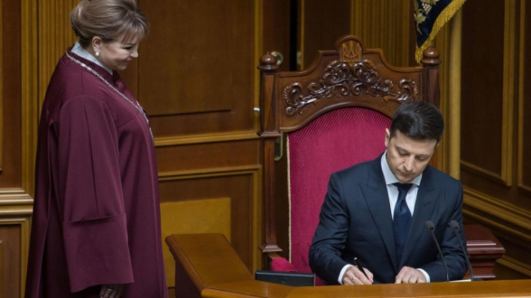 Зеленский предложил Раде внести изменения в конституцию