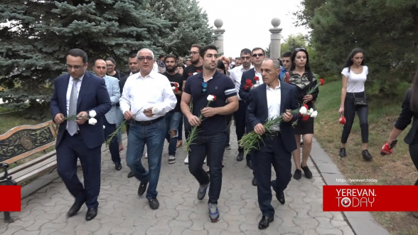 ՀՀ երկրորդ նախագահ Քոչարյանի աջակիցները այցելել են Եռաբլուր (տեսանյութ)