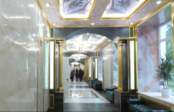 В Екатеринбурге выпускник отделал школу в стиле барокко