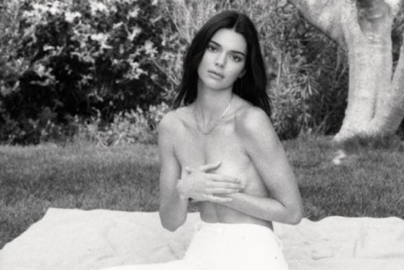 Քենդալ Ջենները լուսանկարվել է Kendall + Kylie հագուստի բրենդի գովազդի համար