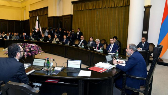 Մենք ենք, մեր թավշյա կառավարությունը