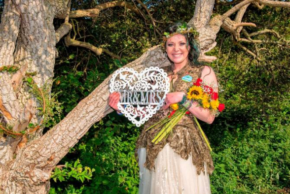 Բրիտանուհին ամուսնացել է ծառի հետ և ցանկանում է կրել նրա «ազգանունը»