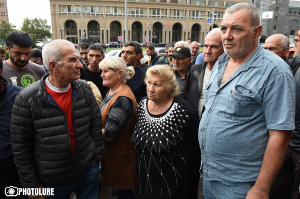 «Мэрия не перечислила деньги, мы не получили зарплаты»: работники «Санитека» провели акцию протеста (видео)