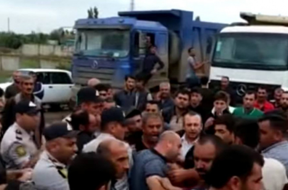Ադրբեջանի գյուղերից մեկի բնակիչները փակել են մայրուղին՝ բողոքելով պաշտոնյաների անտարբերության և տրված խոստումները չկատարելու դեմ (տեսանյութ)