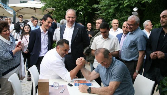 Հյուպատոսը հաստատում է՝ ազատվել է Քոչարյանի հետ լուսանկարի պատճառով