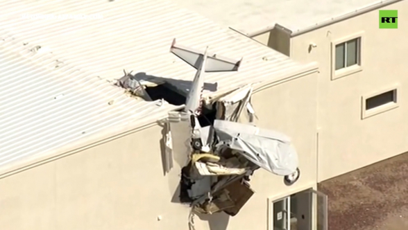 В США легкомоторный самолёт врезался в ангар