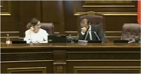 Անզուսպ ծիծաղ ԱԺ–ում. Արարատ Միրզոյանը հազիվ է կարողանում խոսել