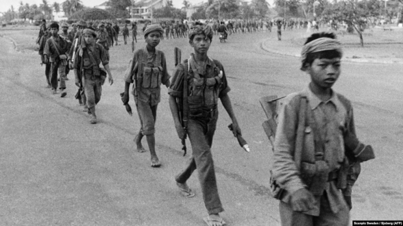 Իշխանությունը զավթելուց հետո Պոլ Պոտը իր իշխանության հենարան սարքեց դեռահաս երեխաներին