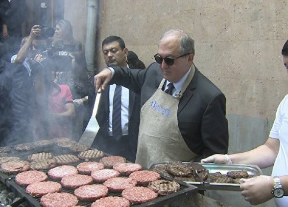 Իսկ ի՞նչ է անում Արմեն Սարգսյանը, այո՛, թիթեռ է նկարում