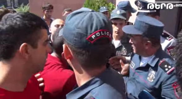 Մեր փողն ենք ուզում, չենք մուրում. բախում «Սանիթեք»-ի աշխատակիցների և ոստիկանների միջև (տեսանյութ)