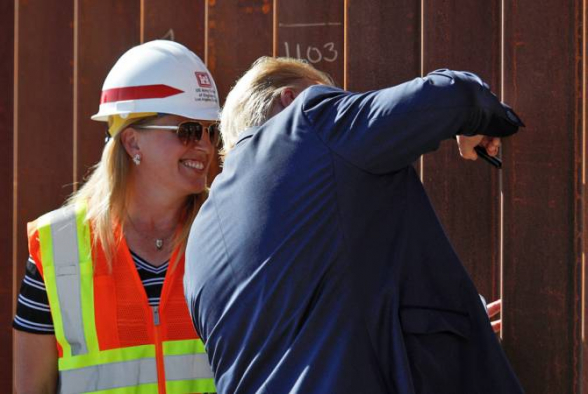 Թրամփն ինքնագիր է թողել Մեքսիկայի հետ սահմանի արգելապատին (տեսանյութ)