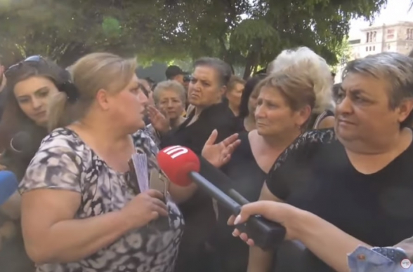 Գիշերը չես քնո՞ւմ վրեժ լուծելու համար, ողորմելի արարած. ցուցարարը՝ Փաշինյանին