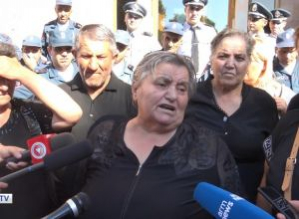 Վարչապետի պահվա՞ծք է խռովելը. զոհված զինծառայողների հարազատները դժգոհ են Փաշինյանի հետ հանդիպումից (տեսանյութ)