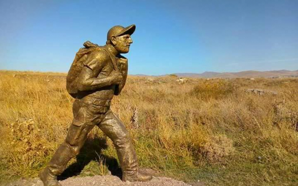 Բա որ ձեր ու Սորոսի սրտի վարչապետի արձաններն ամեն ճամփի բերանին կանգնացնում էին, էդ իրավական գիտելիքներն ո՞ւր էին կորել