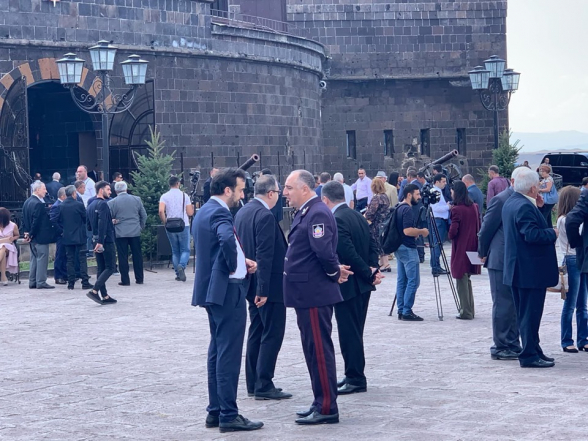 Օրվա կադր․ սորոսական Դանիել Իոաննիսյանը հրահանգավորում է սորոսականների սիրելի ՀՔԾ պետ Սասուն Խաչատրյանին