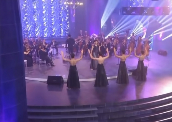 Կիսաշրջազգեստներով տղամարդկանց պարը Գյումրիում՝ Անկախության տոնին