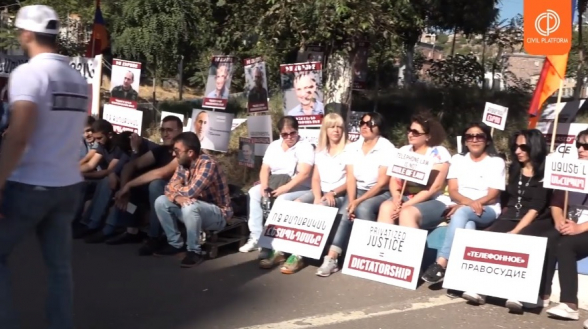 Ռոբերտ Քոչարյանի աջակիցների եռօրյա նստացույցը՝ ԱԱԾ շենքի դիմաց