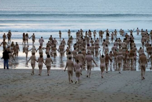 Сотни голых женщин и мужчин искупались в ледяном море