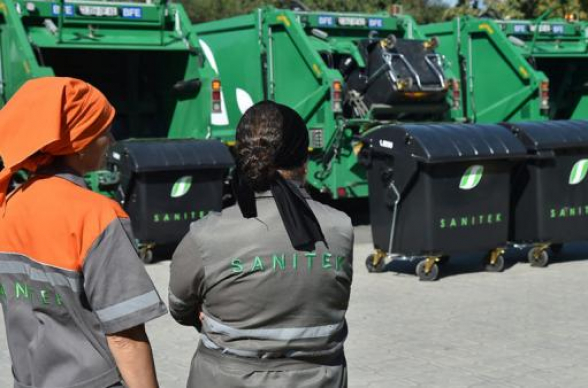 «Սանիթեք»-ի աշխատակիցները նստացույց են անում քաղաքապետարանի դիմաց. պահանջում են իրենց աշխատավարձերը (տեսանյութ)