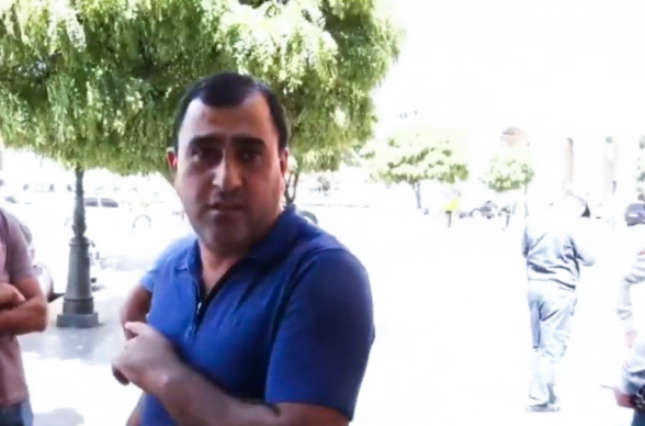 Կառավարության մոտ բողոքի ակցիա անող քաղաքացուն բերման ենթարկեցին` նախարար Պապիկյանի հասցեին սպանության սպառնալիք հնչեցնելու ահազանգով (տեսանյութ)