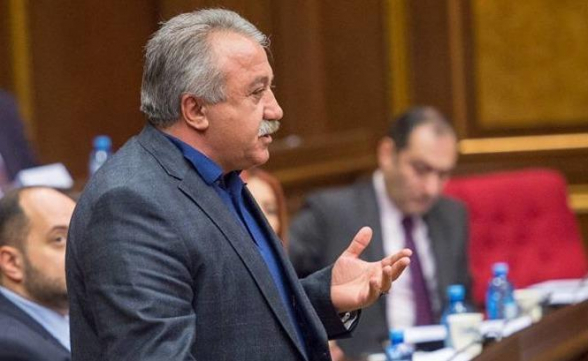 Սասուն Միքայելյանին ոչ վստահելի են համարում. «88 հոգանոց խմբակցությունը բաժանված է 90 մասի»․ «Իրատես»