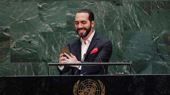 Президент Сальвадора сделал селфи на трибуне ООН во время выступления