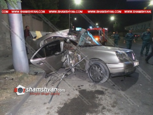 Երևանում 25-ամյա վարորդը Mercedes-ով բախվել է պատին ու մխրճվել էլեկտրասյան մեջ․ կա վիրավոր