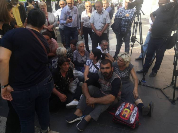 Նստադուլ՝ կառավարության շենքի դիմաց