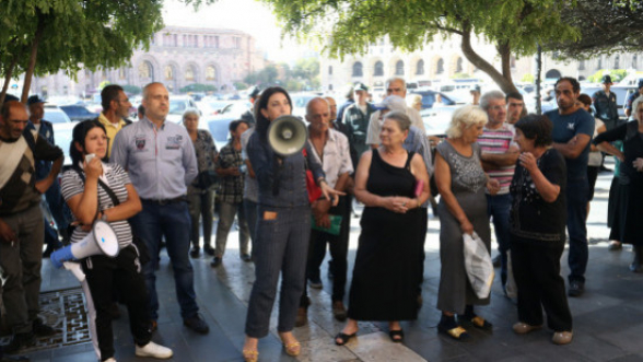 «Սանիթեք»-ի աշխատակիցը սպառնում է նետվել կամրջից, եթե վարչապետը չհանդիպի նրանց ու չլուծվի աշխատավարձի հարցը (տեսանյութ)