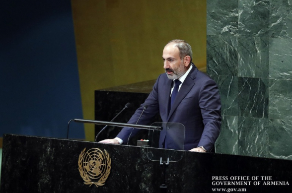 Դրսում` «խաղաղության աղավնի», ներսում` պատերազմի հրձիգ