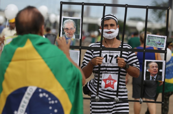 Экс-президенту Бразилии хотят разрешить сидеть в тюрьме только по ночам