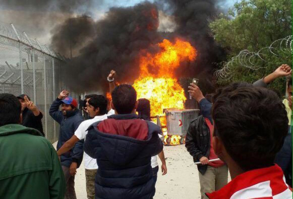 Для подавления бунта мигрантов на греческом острове Лесбос понадобился спецназ