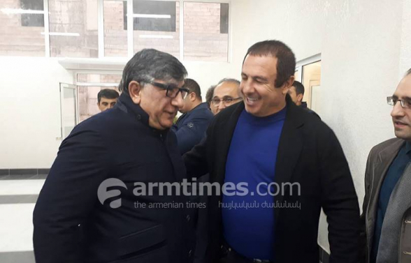 Почему и кто «стоит» «Перед зеркалом»