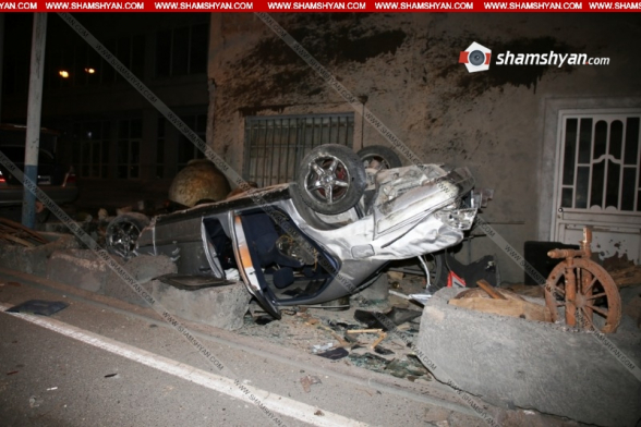 Երևանում Mercedes-ը բախվել է կայանված ավտոմեքենայի, առաջ ընթացել, ջարդուփշուր արել մի քանի կարասներ և գլխիվայր շրջվել. կա վիրավոր (տեսանյութ)