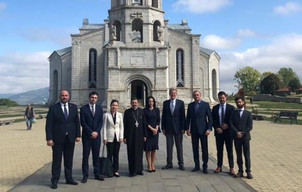 Բերել ենք հողերը հանձնելուց առաջ ցույց տանք վերջին անգամ. Արարատ Միրզոյանի օգնական (լուսանկար)