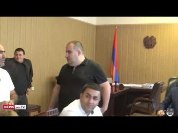 Դուք մարզպետի բաջանաղն եք չէ՞, որ մտածում էր՝ կովը ջերմոցում են պահում