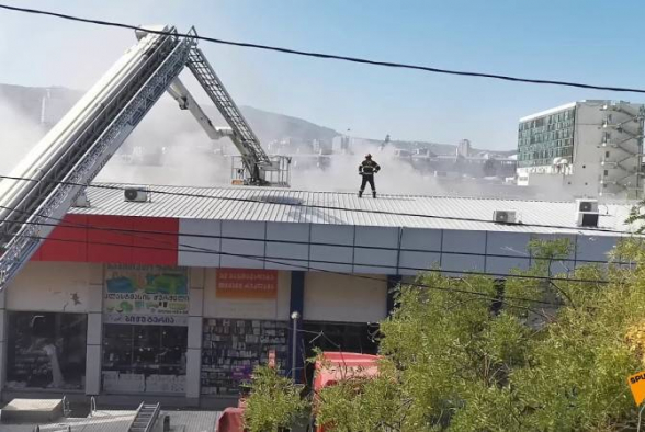 Крупный пожар в Тбилиси: горит торговый центр «Терги» (видео)