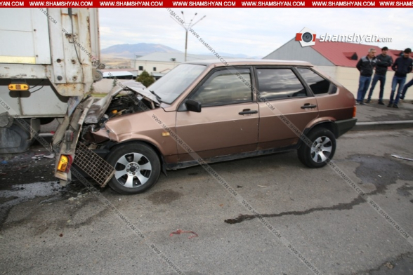 Երևանում 28-ամյա վարորդը 09-ով Թբիլիսյան խճուղում բախվել է կայանված բեռնատարին