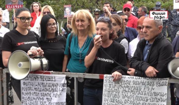 «Свободу политзаключенным Нареку Мутафяну и Саркису Оганджаняну»: акция протеста перед зданием суда