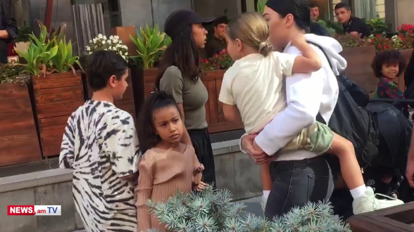 Дети Кардашьянов прогулялись по Северному проспекту