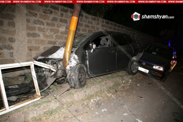 Երևանում բախվել են Honda-ն ու Volkswagen-ը. նրանցից մեկն էլ փլուզել է քարե պատը. Honda-ն բախվել է էլեկտրասյանը. կան վիրավորներ (տեսանյութ)