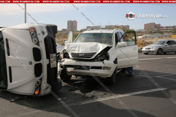 Երևանում, Աճառյան փողոցում բախվել են Lexus GX 470-ն ու BMW X5-ը. վերջինը կողաշրջվել է, կա վիրավոր (տեսանյութ)