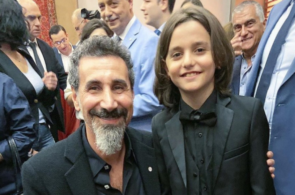 Серж Танкян и «маленький карабахец» Миша Григорян спели вместе (видео)