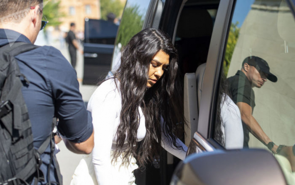 Кортни Кардашьян удивила официантов в ресторане Еревана