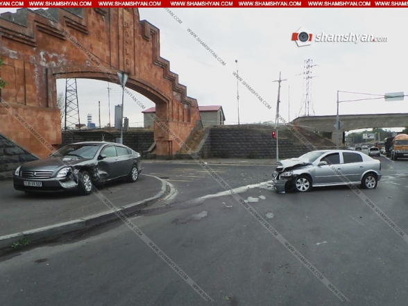 Երևանում Առինջի կամարի մոտ բախվել են Opel-ն ու Nissan-ը. վարորդները տեղափոխվել են հիվանդանոց (տեսանյութ)